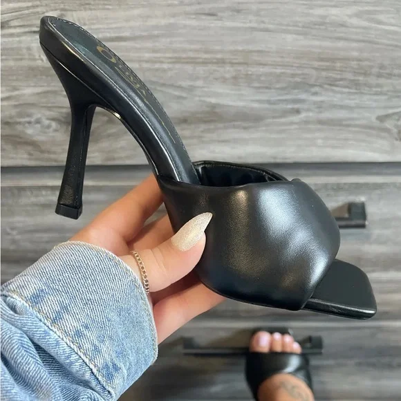 NEW!! CASUAL SINGLE STRAP BLACK HEEL - Picture 2 of 4